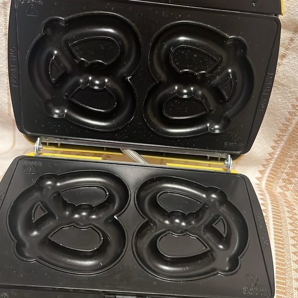 Soft Pretzel Factory Pretzel Maker - Picture 3 of 7